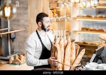 Il venditore nel pane store Foto Stock