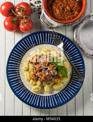 Gnocchi ragù. Italiano gnocchi di patate con ragù alla bolognese. In Italia il cibo Foto Stock