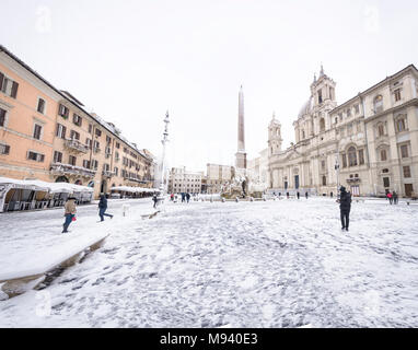 Roma, Italia, Febbraio 26th, 2018: Piazza Navona a Roma con neve con i cittadini e i turisti a piedi nella meraviglia dopo la nevicata insolita di F Foto Stock