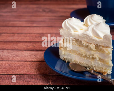 Luce deliziosa torta gelato con crema di rose. Foto Stock