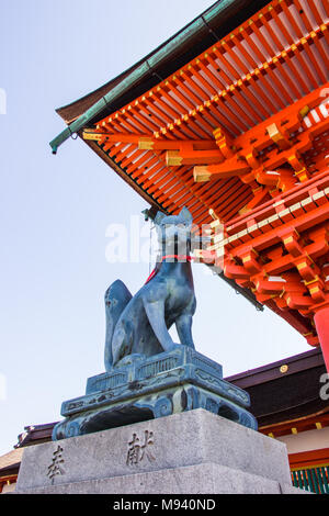 KYOTO, Giappone - 12 Marzo 2018: Fox statua presso il cancello di ingresso di Fushimi Inari shrine, Kyoto. Foto Stock