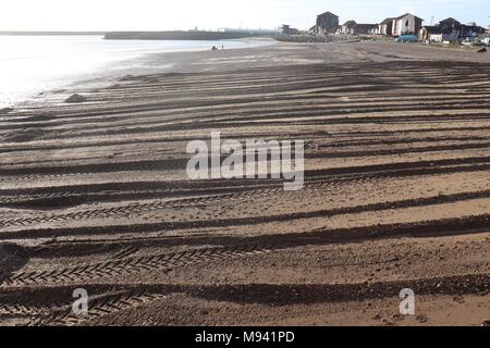 Texture su una spiaggia di sabbia in Roker, Wearmouth, causata da un trattore al mattino presto Foto Stock