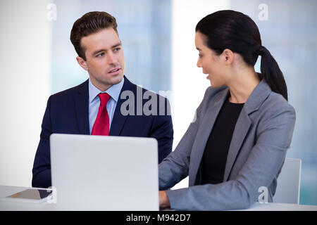 Immagine composita della gente di affari che interagisce contro uno sfondo bianco Foto Stock