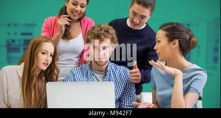 Immagine composita dei dirigenti a discutere su computer portatile alla reception Foto Stock