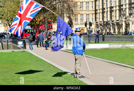 Steve Bray - Organizzatore di SODEM (Stand di Defiance Movimento Europeo) su College Green, Westminster, con GB e bandiera UE sul suo quotidiano anti-Brexit pro Foto Stock