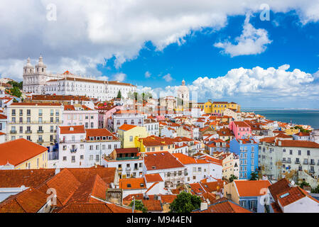 Lisbona, Portogallo skyline della città oltre il quartiere di Alfama. Foto Stock