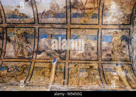 Qasr Amra (in arabo: قصر عمرة‎ / ALA-LC: Qaṣr 'Amrah), spesso Quseir Amra o Qusayr Amra, è il più noto dei castelli del deserto si trova nell attuale Giordania orientale. Essa fu costruita all'inizio dell'VIII secolo, talvolta tra 723 e 743, da Walid Ibn Yazid, il futuro Umayyad Califfo Walid II, la cui posizione dominante della regione era risalita al momento. È considerato uno dei più importanti esempi di inizio di arte islamica e architettura. La scoperta di una iscrizione durante il lavoro nel 2012 ha consentito più preciso per la datazione della struttura.L edificio è in realtà il resto di un complesso più grande t Foto Stock