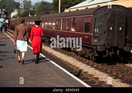 1940's fashion sulla piattaforma ferroviaria Foto Stock