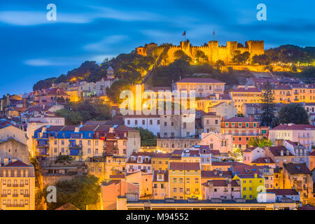 Lisbona, Portogallo skyline della città con il castello Sao Jorge e il fiume Tago. Foto Stock
