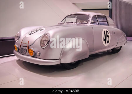 STUTTGART, Germania-Aprile 7, 2017: Argento 1950 Porsche 356 SL Coupé nel museo Porsche Foto Stock