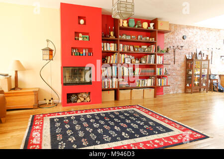 Interno del loft house con rosso e colorazione gialla Foto Stock