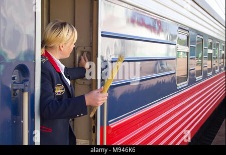 Vyazma, Russia - 29 Luglio 2010: il conduttore del treno dà un segnale per la partenza Foto Stock