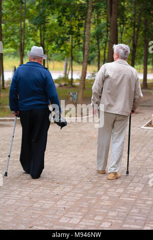 Jartcevo, Russia - Agosto 18, 2010: due uomini anziani a piedi giù per la strada Foto Stock