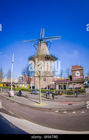 AMSTERDAM, PAESI BASSI, Marzo 10 2018: bellissima veduta esterna di De Gooyer Windmill - il più alto mulino in legno nei Paesi Bassi Amsterdam Foto Stock