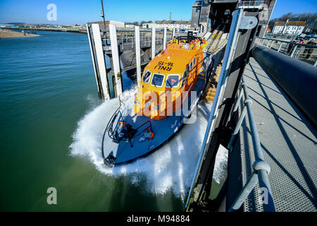 RNLI imbarcazione di salvataggio si lancia in mare dalla sua base in Shoreham dal mare, Sussex, Regno Unito. Foto Stock