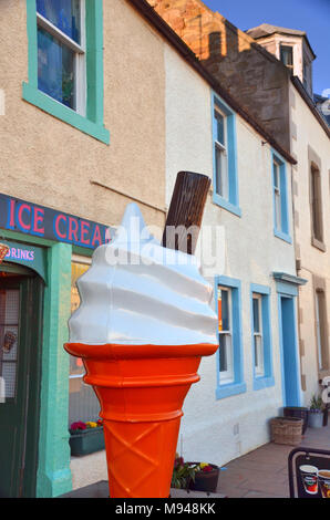 Un grande cono gelato e scaglie di cioccolato segno al di fuori di una gelateria Foto Stock