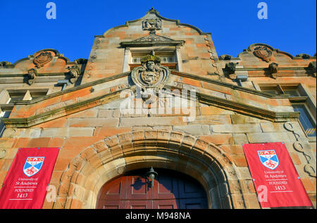 Stemma banner di St Andrews University, fife, visualizzate all'entrata di uno degli edifici dello studente in St Salvators quad. Foto Stock