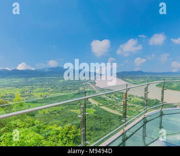 Soft focus skywalk tailandese, il bellissimo cielo e cloud a fiume Mekong, confine internazionale tra il quartiere Sangkhom Nong Khai Provincia, Thailandia e Foto Stock