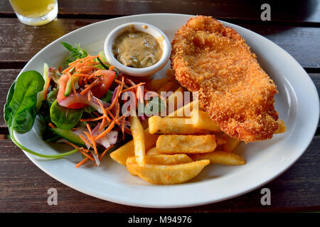 Cotoletta con insalata, sugo di funghi e patatine fritte Foto Stock