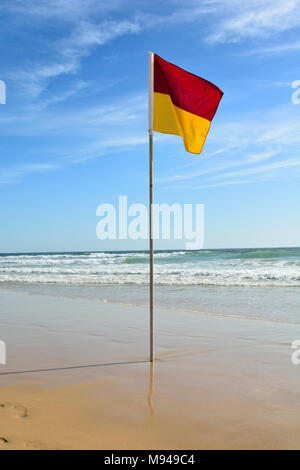 Area piscina bandiera di confine su una spiaggia in Australia. Foto Stock