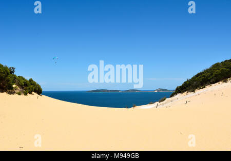 Vista di Carlo Sandblow, un 15-ettaro distesa di sabbia al di sopra di Rainbow Beach sul Fraser Coast di Queensland, con doppio punto di isola in distanza. Foto Stock