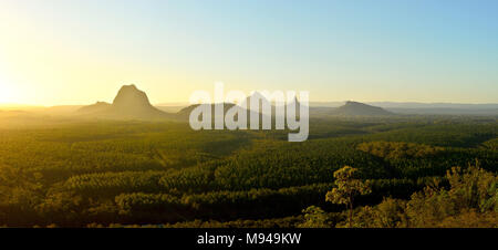 Vista panoramica della casa di vetro montagne (compresi Tibrogargan, Cooee, Beerwah, Coonowrin e Ngungun) al tramonto nel Queensland, in Australia. Foto Stock