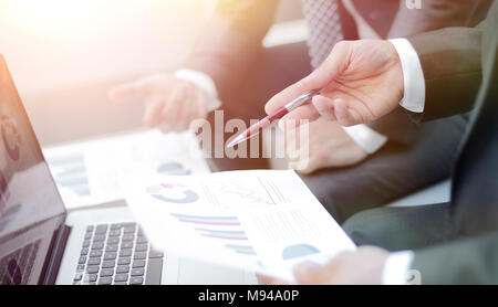 Il team Aziende le mani al lavoro con i report finanziari Foto Stock