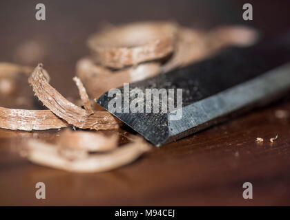 Scalpello di legno e trucioli di legno Foto Stock