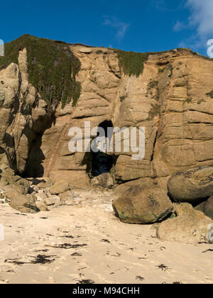 Grotta in tunnel di scogliere a Porthgwarra Cove utilizzati durante le riprese della BBC TV serie Poldark, Cornwall, Regno Unito Foto Stock