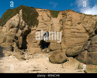 Grotta in tunnel di scogliere a Porthgwarra Cove utilizzati durante le riprese della BBC TV serie Poldark, Cornwall, Regno Unito Foto Stock