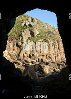 Grotta in tunnel di scogliere a Porthgwarra Cove utilizzati durante le riprese della BBC TV serie Poldark, Cornwall, Regno Unito Foto Stock