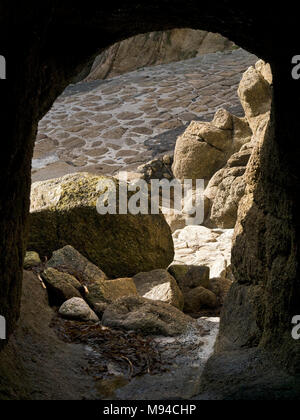 Grotta in tunnel di scogliere a Porthgwarra Cove utilizzati durante le riprese della BBC TV serie Poldark, Cornwall, Regno Unito Foto Stock