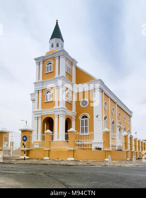 Architettura coloniale olandese in Willemstad, Curacao. Tempio Emanuel ora utilizzato come città edificio amministrativo. Foto Stock