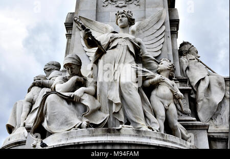 Il memoriale della Victoria è un monumento alla regina Victoria, che si trova alla fine del Centro commerciale a Londra e progettata e realizzata dallo scultore (Sir) Thoma Foto Stock