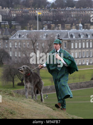 Harry Chamberlain con Lyra bloodhound il al lancio di Edimburgo di Sherlock Holmes tartan che è stata progettata dal grande passo grande nipote di autore Sir Arthur Conan Doyle che ha creato il detective fictional. Foto Stock