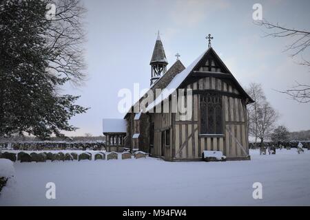 Tutti della santa Chiesa, Crowfield, Suffolk, nella neve Foto Stock