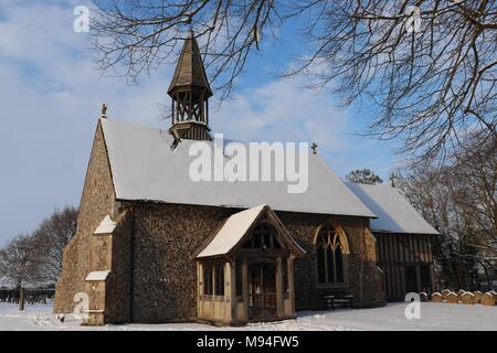 Tutti della santa Chiesa, Crowfield, Suffolk, nella neve Foto Stock