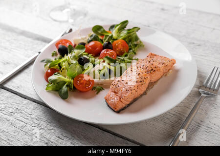 Verdura fresca insalata con salmone alla griglia sul piatto Foto Stock