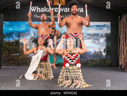 Nuova Zelanda Rotorua Nuova Zelanda whakarewarewa rotorua culturale maori spettacolo di intrattenimento con quattro ballerini maori nz Isola del nord della Nuova Zelanda Oceania Foto Stock
