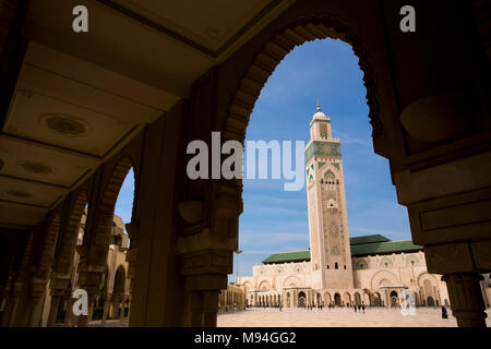 Il Marocco, Casablanca, la Moschea di Hassan II dalla collonade ombreggiato Foto Stock