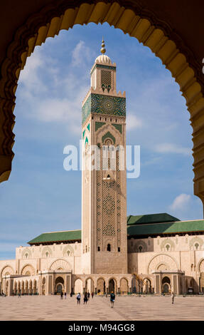 Il Marocco, Casablanca, la Moschea di Hassan II dalla collonade ombreggiato Foto Stock