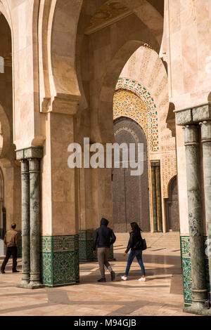 Il Marocco, Casablanca, la Moschea di Hassan II mattonelle zellij archi decorati Foto Stock