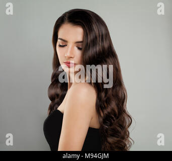 Bruna bellezza. Modello di bella ragazza con i capelli lunghi, moda ritratto Foto Stock