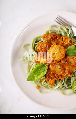 Pasta con salsa bolognese e basilico Foto Stock