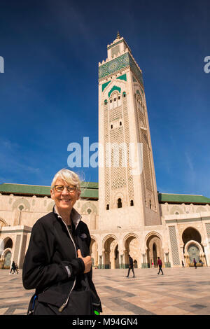 Il Marocco, Casablanca, turistico che posano per una foto ricordo davanti alla Moschea di Hassan II Foto Stock