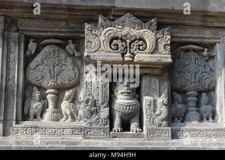 Scultura dettagliata dei rilievi del tempio Prambanan, uno dei templi indù più belli in Indonesia, uno dei patrimoni mondiali dell'UNESCO Foto Stock