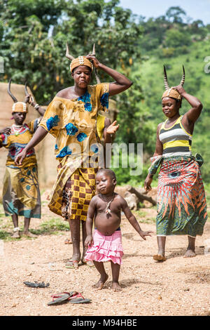 Somba villaggio I residenti danza davanti alla loro Tata Somba case, nord del Togo. Foto Stock