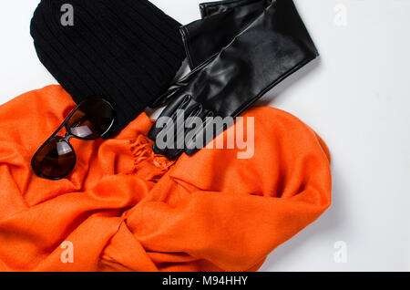Collage di abbigliamento femminile e accessori.scarpe, foulard, guanti, borsa e occhiali per giorni di autunno in giallo e arancione su sfondo bianco. Foto Stock