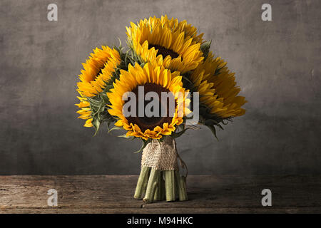 Girasoli su un tavolo di legno Foto Stock