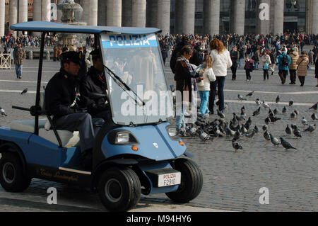 Città del Vaticano. Auto della Polizia di pattuglie a Piazza San Pietro. Vaticano. Foto Stock
